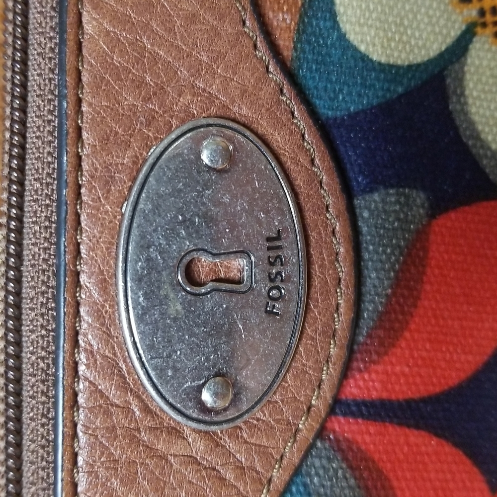 Fossil Key Leather Trim Floral Wristlet - Picture 6 of 6